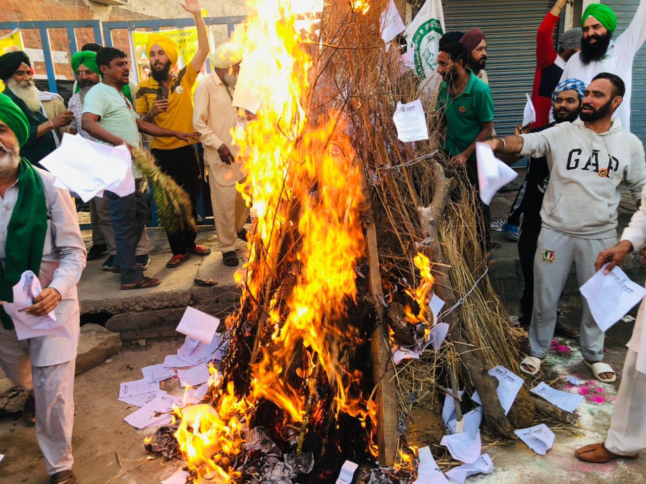 होलिका, कानून की प्रतियां, किसान आंदोलन, गाजीपुर बॉर्डर